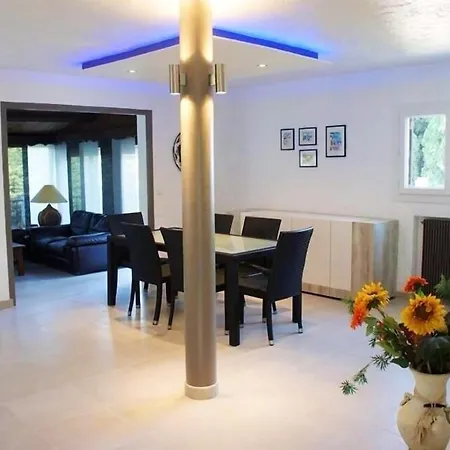 élégante Avec Piscine Privée à * Le Cannet