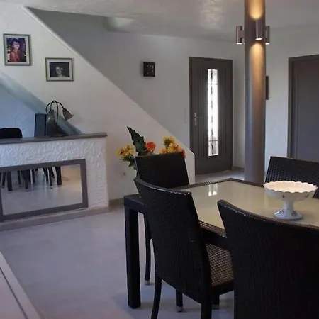 Elegante Avec Piscine Privee A