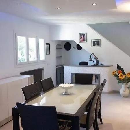 Villa Elegante Avec Piscine Privee A *
